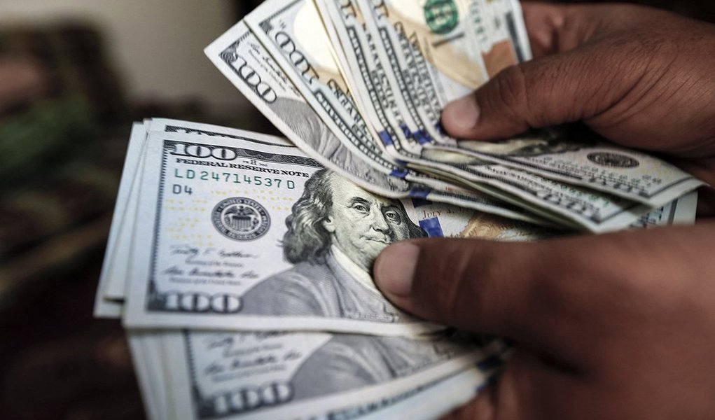 Amargando o segundo pregão em queda e fechando na mínima do dia, o Ibovespa recuou 2,59% aos 81.861 pontos, com volume de R$ 9,6 bilhões, em mais uma sessão de mau humor no mercado internacional com os investidores preocupados com o ritmo de retirada de estímulos por parte do Fed; nos EUA, o índice Dow Jones fechou com baixa de 4,6%