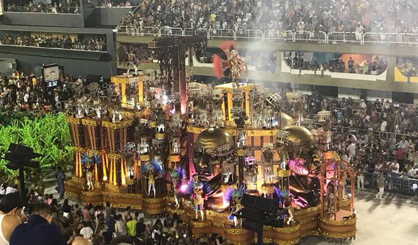 "Choramos todos nós que tivemos um ancestral viajando naqueles navios malditos. Choraram, na consciência, os outros brasileiros também", diz texto da Mídia Ninja no Facebook sobre o desfile da escola que questionou o fim da escravidão e fez crítica ao golpe, tudo televisionado pela Globo