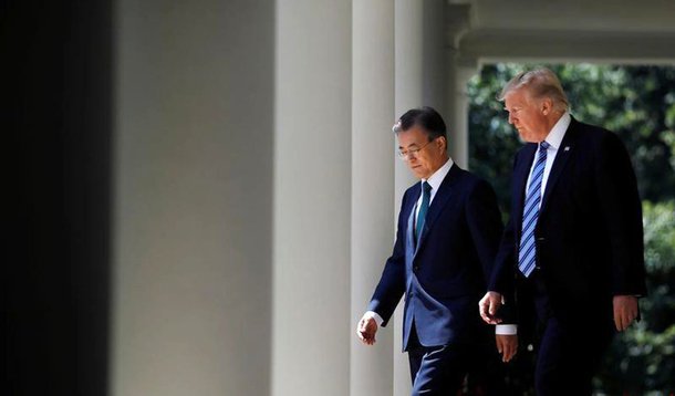 O presidente sul-coreano, Moon Jae-in, deu crédito ao presidente dos EUA, Donald Trump, nesta quarta-feira, por ajudar a desencadear as primeiras conversas intercoreanas em mais de dois anos, e advertiu que a Coreia do Norte irá enfrentar sanções mais fortes se as provocações continuarem; as conversas entre Seul e Pyongyang foram realizadas na terça-feira no lado sul-coreano da zona desmilitarizada, que dividi as duas Coreias desde 1953, após um longo período de tensão na península coreana devido aos programas nuclear e de mísseis da Coreia do Norte