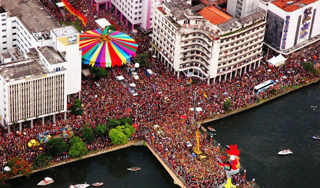 Feriado de carnaval, que este ano ocorre de 9 a 13 de fevereiro, deve injetar R$ 11,14 bilhões na economia nacional e resultar em um fluxo total de 10,69 milhões de viajantes brasileiros e cerca de 400 mil turistas internacionais, segundo o Ministério do Turismo.; cidades mais procuradas para o carnaval, segundo o ministério, são o Rio de Janeiro, São Paulo, Salvador, Belo Horizonte, o Recife e Olinda. Juntas, elas representam 65% de toda a movimentação financeira no período: R$ 7,4 bilhões; em Pernambuco, a folia deve atrair 1,7 milhão de pessoas e arrecadar R$ 1,2 bilhão