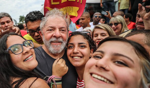 "Os dirigentes do PT deveriam se mirar em Lula para esfriar os ânimos e encarar com serenidade os próximos dias", defende o colunista Alex Solnik; "O debate em torno do registro só vai começar dia 15 de agosto, quando as candidaturas a presidente forem registradas. É impossível, no mundo real, cassar uma candidatura que não existe ainda. No pior cenário, no mais desastroso, no mais trágico, impedem Lula de se candidatar e o prendem. Ainda assim ele indica outro candidato que tem condições de vencer, como dizem as pesquisas atuais", lembra o jornalista; "Não há motivo, portanto, para os petistas perderem a cabeça e entrarem no jogo dos que querem transformar o dia 24 na Batalha do Fim dos Tempos", conclui