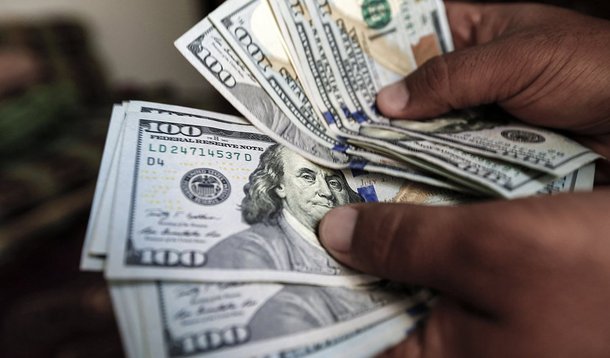 Amargando o segundo pregão em queda e fechando na mínima do dia, o Ibovespa recuou 2,59% aos 81.861 pontos, com volume de R$ 9,6 bilhões, em mais uma sessão de mau humor no mercado internacional com os investidores preocupados com o ritmo de retirada de estímulos por parte do Fed; nos EUA, o índice Dow Jones fechou com baixa de 4,6%