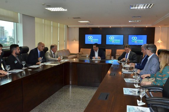 Cerradinho Bioenergia S.A. anunciou, durante reunião com o governador Marconi Perillo, investimento de R$ 280 milhões na construção de nova planta produtora de etanol de milho em Chapadão do Céu, no Sudoeste Goiano; investimento aumentará a produção de etanol em 230.000 m³, equivalente a 50% da capacidade atual, consolidando a usina como o maior complexo industrial de produção de bioenergia da América Latina; com previsão de realização em 14 meses, a obra empregará mais de 500 pessoas e outros novos 50 postos de trabalhos serão gerados com a entrada da planta em operação, em maio de 2019