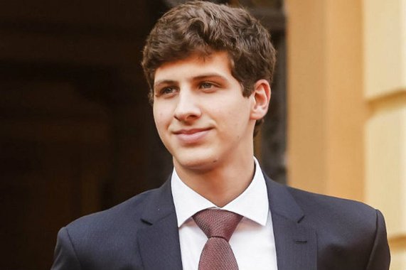 O engenheiro civil João Campos, filho do ex-governador de Pernambuco Eduardo Campos (PSB), desponta como um nome à Câmara dos Deputados para a eleição de 2018; filiado ao partido do pai, é apontado como herdeiro da família; que atua no cenário político de Pernambuco há 30 anos; “Tenho grandes chances de ser candidato a deputado. A definição final será feita com o partido, mas caminhamos para isso”, disse ele, em entrevista à revista Veja