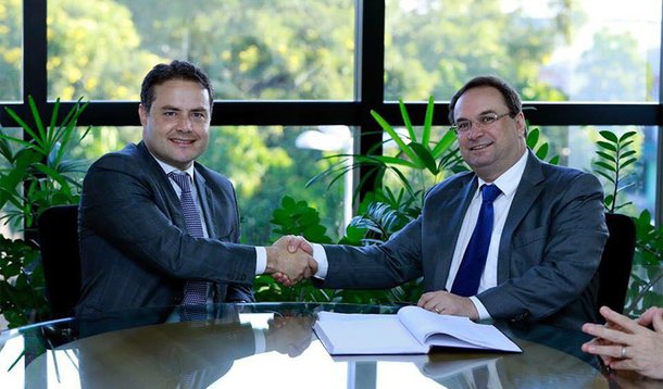Durante a inauguração de um ginásio de esportes, em Maceió, o governador Renan Filho (MDB) revelou que está analisando quem será o candidato a vice na chapa dele durante as eleições deste ano; ele ressaltou, no entanto, que o nome do Luciano Barbosa - atual vice-governador de Alagoas - é uma excelente opção; "Não sei quem vai ser. Estou recebendo sugestões e o Luciano é um excelente nome", disse Renan Filho