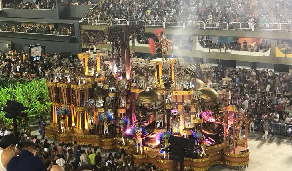 "Choramos todos nós que tivemos um ancestral viajando naqueles navios malditos. Choraram, na consciência, os outros brasileiros também", diz texto da Mídia Ninja no Facebook sobre o desfile da escola que questionou o fim da escravidão e fez crítica ao golpe, tudo televisionado pela Globo