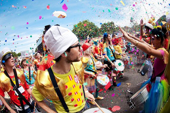 A primeira manhã de Carnaval no Polo do Benfica, em Fortaleza, reuniu dezenas de crianças e adultos; a Banda Pacote de Biscoito animou a folia dos pequenos, das 9 às 11 horas; a programação contínua, das 9 às 18 horas,  se seguiu com Raízes do Griô, que canta e toca uma mistura de ritmos, como o carimbó, ciranda e as marchinhas carnavalescas