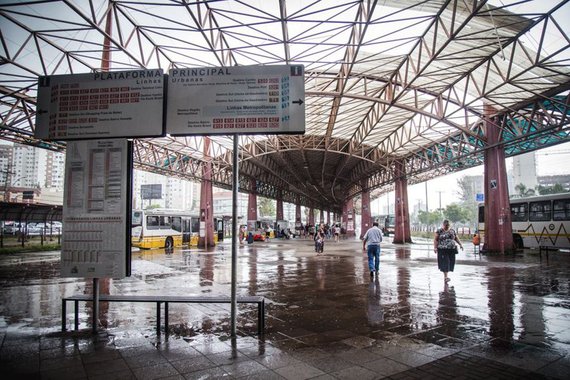 Pensando para ser um modelo de integração do transporte público na capital gaúcha, o Terminal Triângulo sofre com a falta de manutenção; um vendaval destruiu parte do telhado do terminal, os elevadores não funcionam, há assaltos na região e não há acessibilidade para deficientes físicos, reclamam os usuários do terminal