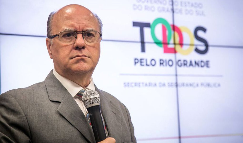 A 1ª Câmara Cível de Porto Alegre concedeu uma liminar suspendendo a decisão da juíza Sonáli da Cruz Zluhan, da Vara de Execuções Criminais, que determinou a condução coercitiva do secretário de Segurança Pública do Rio Grande do Sul, Cezar Schirmer (PMDB); decisão também suspendeu a multa imposta ao secretário e ao superintendente da Susepe; Schirmer comemorou a decisão, dizendo que ela reparou uma “decisão midiática, injusta e arbitrária”
