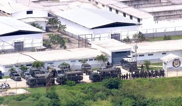 A operação integrada de varredura deflagrada hoje (21) na Penitenciária Milton Dias Moreira, em Japeri, na baixada fluminense, conta com militares do Exército e agentes Secretaria Estadual de Administração Penitenciária (Seap); secretaria divulgou há pouco o detalhamento das equipes envolvidas; participam 100 inspetores de segurança e administração penitenciária, 30 integrantes do Grupamento de Intervenção Tática da Seap e cerca de 250 militares do Exército