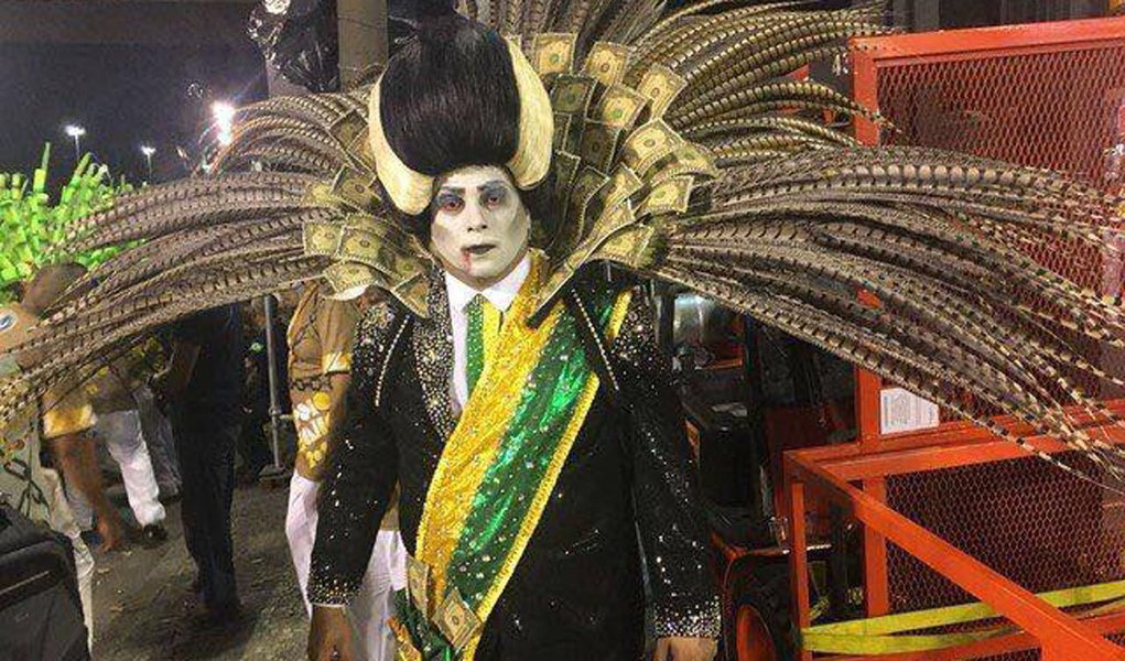 "Eu acho que a gente está fazendo uma coisa que todo mundo quer. Todo mundo quer botar pra fora, as pessoas querem gritar o 'Fora Temer', as pessoas querem se manifestar e é forma de manifestar da minha parte", disse o professor de história Léo Morais, que é assistente do carnavalesco Jack Vasconcelos, autor do enredo que criticou a escravidão e o golpe