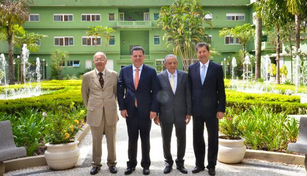 O Auditório Mauro Borges e os jardins do Palácio das Esmeraldas testemunharam 57 anos de história, representados em 14 governos estaduais; o atual governador Marconi Perillo, os ex-governadores Iris Rezende, Maguito Vilela e Irapuan Costa Júnior, e representantes dos governos Mauro Borges, Otávio Lage, Leonino Caiado, Ary Valadão, Henrique Santillo e Alcides Rodrigues se reuniram para o lançamento de três livros: “Coletânea do Planejamento em Goiás – 1961 a 2018”, “Reformas Administrativas – 15 Anos de Transformações no Poder Executivo” e o “Caderno de Entregas e Resultados da Aliança Municipal”