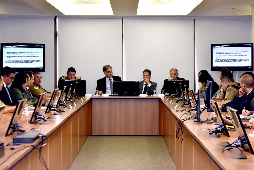 O governador de Minas Gerais, Fernando Pimentel, participou de reunião com as forças de segurança do estado sobre o Plano de Operação do Carnaval 2018; de acordo com o executivo, assim como em outros anos, todo o efetivo da Polícia Militar estará empenhado na operação; só na Região Metropolitana de Belo Horizonte serão 12.400 PMs nas ruas; além da corporação, o Corpo de Bombeiros, a Polícia Civil e outros órgãos do estado também atuarão de forma integrada durante a festividade
