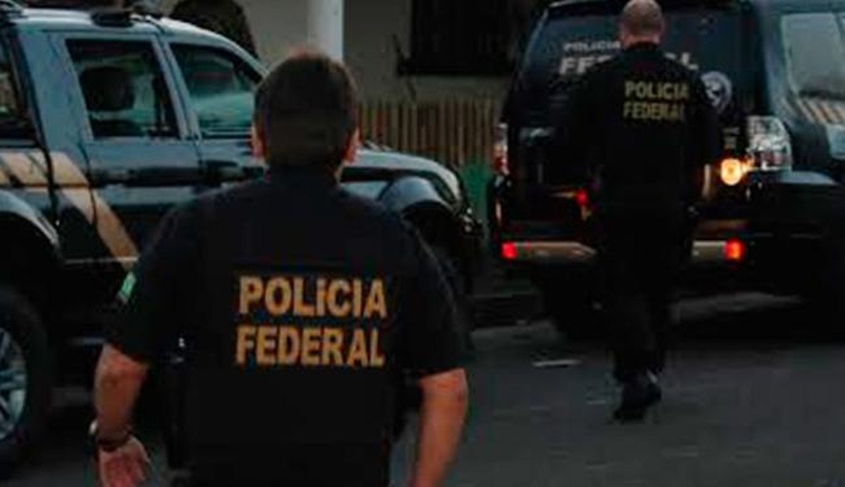 Em conjunto com o Ministério do Trabalho, a Polícia Federal (PF) deflagrou uma operação na manhã desta terça-feira (6) em diversas cidades de Minas Gerais, Bahia e São Paulo, contra a seita religiosa “Comunidade Evangélica Jesus, a Verdade que Marca”; alvo de duas outras operações da PF, a seita é acusada de redução de pessoas à condição análoga à de escravo, tráfico de pessoas, estelionato, organização criminosa, falsidade ideológica e lavagem de dinheiro