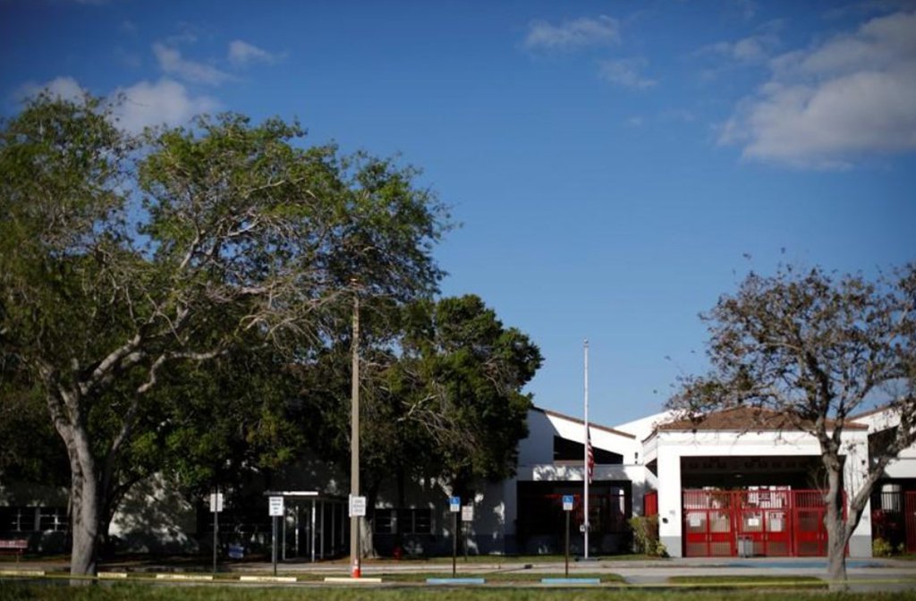 Atordoados pelo mais sangrento massacre da história em uma escola de ensino médio nos Estados Unidos, estudantes de diversas partes do país estavam se mobilizando por leis mais duras contra armas, enquanto autoridades da Flórida avaliavam quando reabrir a escola/ estudantes da escola de ensino médio Marjory Stoneman Douglas de Parkland, Flórida, onde um ex-aluno é acusado de assassinar 17 pessoas na quarta-feira, uniu forças nas redes sociais para planejar protestos, uma marcha em Washington e uma passeata nacional