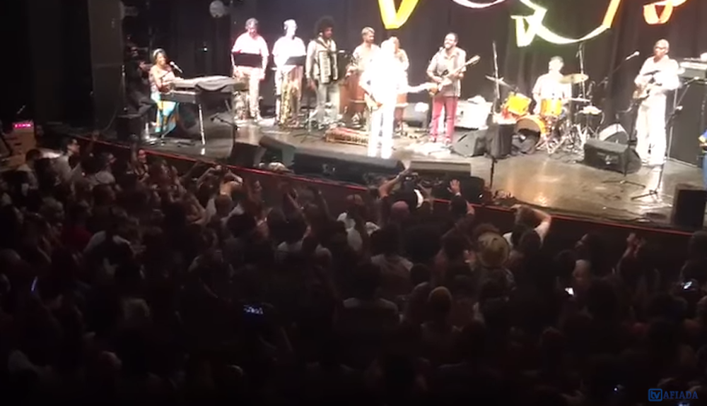 O público interrompeu um show de Gilberto Gil para cantar o já tradicional "Olê, olê, olá, Lula, Lula"; Gil retribuiu: "Pois essa é a voz do povo. Apesar de tudo, viva a democracia brasileira"; assista