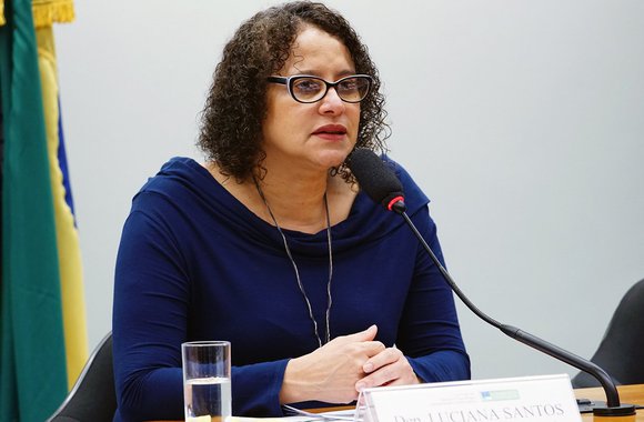 A deputada federal Luciana Santos (PCdoB/PE), ingressou com ação popular na Justiça em Brasília, para impedir a realização da assembleia geral extraordinária (AGE) da Eletrobras marcada para a próxima quinta-feira (8) e que vai deliberar sobre a proposta de venda das distribuidoras da companhia; a ação denuncia a ilegalidade na venda das distribuidoras da rede Eletrobras; "Vale lembrar que os estados do Norte e Nordeste têm grande parte de residências contempladas pelo Programa Luz Para Todos, e isso não foi considerado nas análises contábeis da proposta de modelagem das empresas", frisou a parlamentar