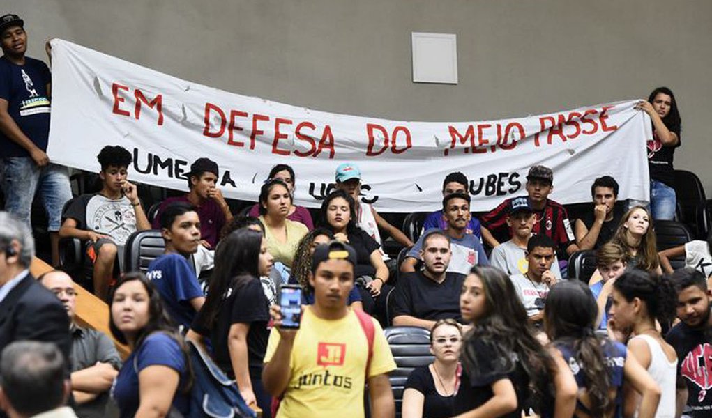 O relatório contrário aos projetos do Executivo, de autoria do vereador Cláudio Janta (SD), foi aprovado por seis votas à cinco; o texto aponta contrariedade às seis propostas que tramitam desde o início do ano na Câmara de Porto Alegre e para a necessidade de que a prefeitura apresente os cálculos e planilhas tarifárias, assim como seja feita uma oitiva com a participação do Tribunal de Contas do Estado (TCE); a aprovação, no entanto, não suspende os projetos propostos pela prefeitura e eles ainda serão submetidos a votação do plenário