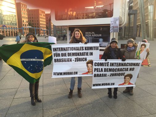 Um grupo de cerca de trinta manifestantes brasileiros se encontra em frente ao Potsdammerplatz, em Berlim, protestando pela democracia e contra os abusos do judiciário cometidos contra o ex-presidente Lula; nesta quarta-feira (21), acontece a estreia mundial do documentário O Processo, dirigido por Maria Augusta Ramos, que mostra os bastidores do golpe de 2016