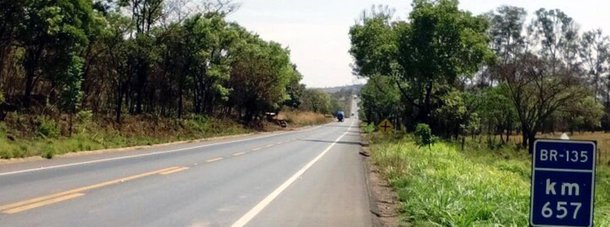 O processo de licitação para a outorga da rodovia BR-135, que liga a BR-040 à cidade de Montes Claros, no norte de MG, foi vencida pela Ecorodovias; para administrar os 363 km, a empresa pagou a quantia de R$ 2,06 bilhões 