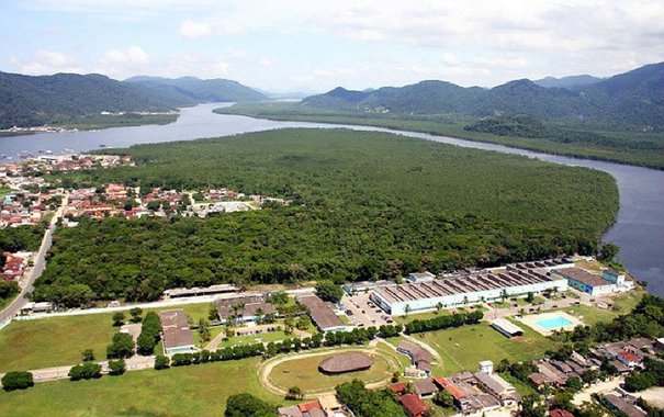 A transposição do Rio Itapanhau em Bertioga, no litoral de São Paulo, é um projeto do governo estadual, para desviar água em direção a capital; o plano é levar água na bacia do Itapanhu, que reúne os rios Sertãozinho e Itapanhu, para o reservatório de Biritiba Mirim, que integra o sistema Alto Tietê; o avanço da intenção de transposição revoltou a população local, que realizou neste final de semana um ato contrário a obra