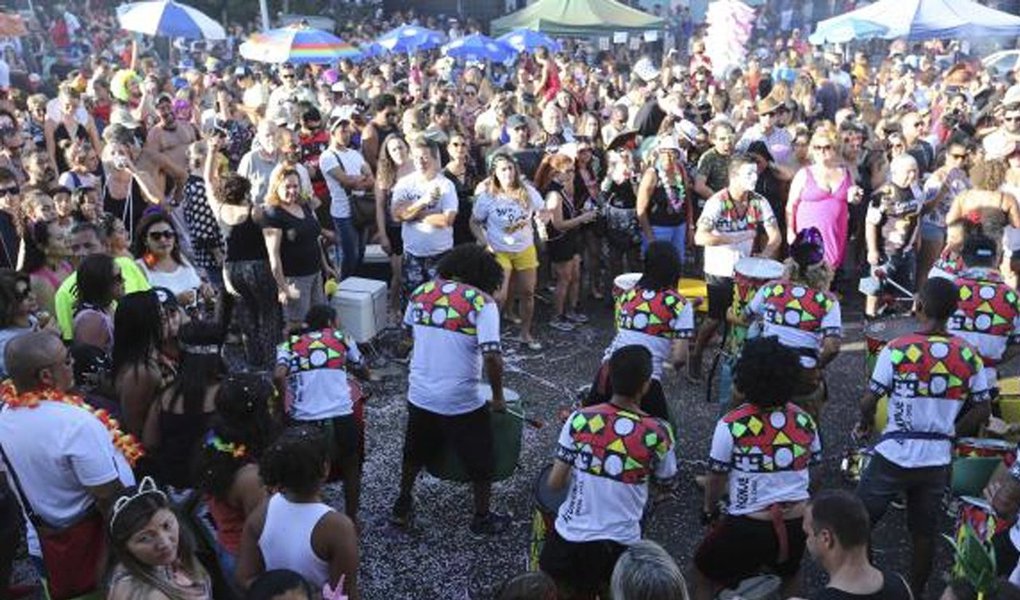 Em seu segundo dia de apresentação, o bloco Concentra, Mas Não Sai, que toca na Asa Norte, em Brasília, celebra a maioridade de apresentações no período do Carnaval; edição deste ano é especial para celebrar os 18 anos de aniversário do bloco, que reúne cerca de três mil pessoas, desde crianças até idosos
