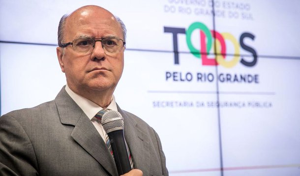 A 1ª Câmara Cível de Porto Alegre concedeu uma liminar suspendendo a decisão da juíza Sonáli da Cruz Zluhan, da Vara de Execuções Criminais, que determinou a condução coercitiva do secretário de Segurança Pública do Rio Grande do Sul, Cezar Schirmer (PMDB); decisão também suspendeu a multa imposta ao secretário e ao superintendente da Susepe; Schirmer comemorou a decisão, dizendo que ela reparou uma “decisão midiática, injusta e arbitrária”