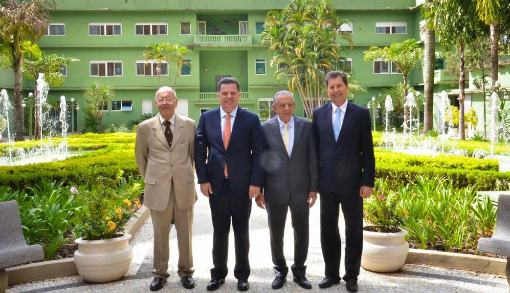 O Auditório Mauro Borges e os jardins do Palácio das Esmeraldas testemunharam 57 anos de história, representados em 14 governos estaduais; o atual governador Marconi Perillo, os ex-governadores Iris Rezende, Maguito Vilela e Irapuan Costa Júnior, e representantes dos governos Mauro Borges, Otávio Lage, Leonino Caiado, Ary Valadão, Henrique Santillo e Alcides Rodrigues se reuniram para o lançamento de três livros: “Coletânea do Planejamento em Goiás – 1961 a 2018”, “Reformas Administrativas – 15 Anos de Transformações no Poder Executivo” e o “Caderno de Entregas e Resultados da Aliança Municipal”
