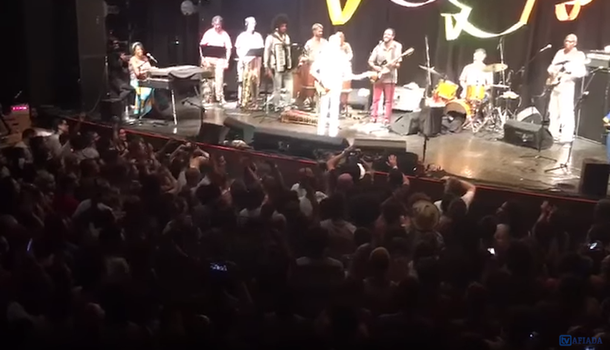 O público interrompeu um show de Gilberto Gil para cantar o já tradicional "Olê, olê, olá, Lula, Lula"; Gil retribuiu: "Pois essa é a voz do povo. Apesar de tudo, viva a democracia brasileira"; assista