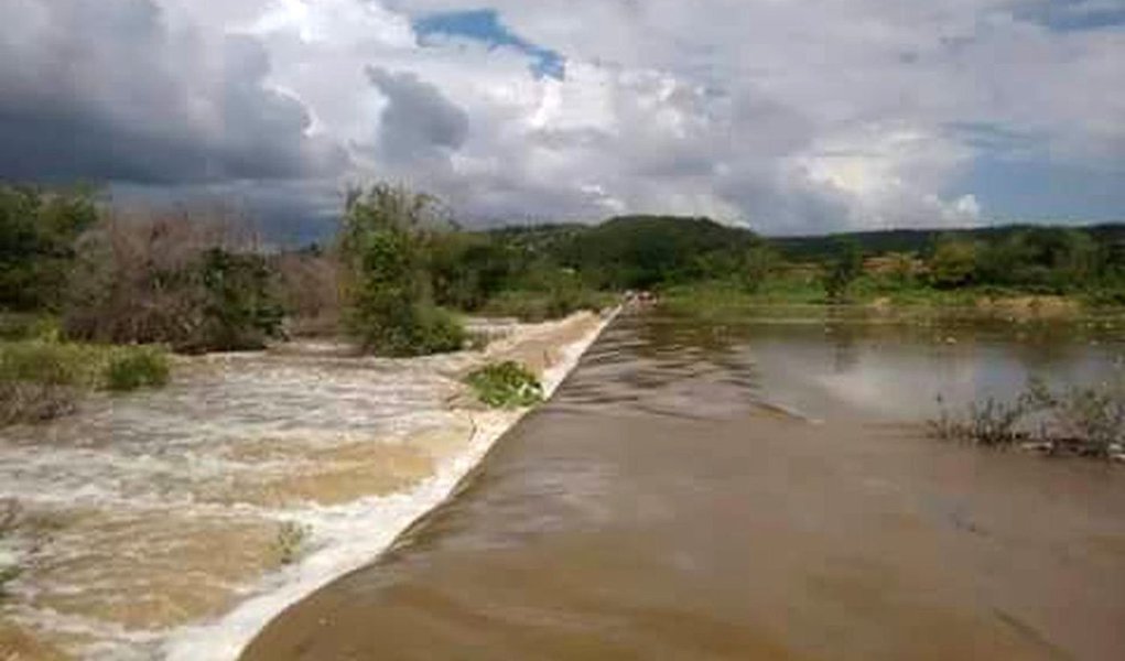 O rompimento da barragem do reservatório na cidade de Jardim, no Ceará, alagou um trecho da CE-060 que liga a cidade ao estado de Pernambuco, o que está impedindo o fluxo de veículos; O Departamento Estadual de Rodovias do Ceará (DER-CE) criou um desvio para permitir o acesso aos municípios vizinhos; segundo a Fundação Cearense de Meteorologia e Recursos Hídricos (Funceme), a chuva que rompeu a barragem em Jardim atingiu 35 milímetros.