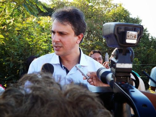 Durante todo o dia de hoje a agenda oficial do governador Camilo Santana prevê anúncios de investimento e entrega de obras no interior do Ceará. Pela manhã, o governador anuncia investimentos em Croatá e à tarde, em Mulungu. À noite, o governador entrega a pavimentação da rodovia CE-543, que liga Pindoretama à Praia do Batoque, em Aquiraz