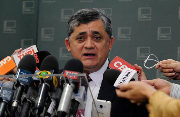 Líder da Minoria na Câmara, o deputado José Guimarães (PT-CE) prometeu dura obstrução às votações na Casa até que a PEC da reforma da Previdência seja retirada da pauta e adiantou que as centrais sindicais planejam mobilização nacional no dia 19, data prevista para a votação da reforma. "Temos trabalhado com as lideranças, com as dissidências... posso assegurar que o governo não tem sequer 250 votos"