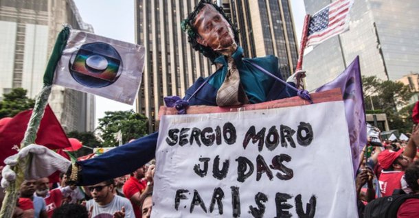 Ficamos sabendo que Sergio Moro – além de receber muito acima do teto, além de abocanhar cachês secretos, no Brasil e nos EUA, em palestras para executivos do mercado financeiro – recebe auxílio-moradia mesmo residindo na cidade onde trabalha, o que é, evidentemente, um grave desvio ético. Por quanto tempo Sergio Moro acumula esses benefícios antiéticos e ilegais?