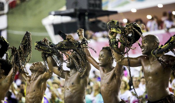 "O samba e o desfile da Paraíso do Tuiuti - vencedores  sem contestação na preferência popular mas, provavelmente, nada além disso nos “júris” oficiais – são destes que serão lembrados anos a fio, por tudo o que têm de qualidade poética, crítica social e humor político dos mais ácidos", diz Fernando Brito, do Tijolaço; "Que cantam, sem fantasia, o que é pura realidade e tanta gente só enxerga e sente na Passarela"