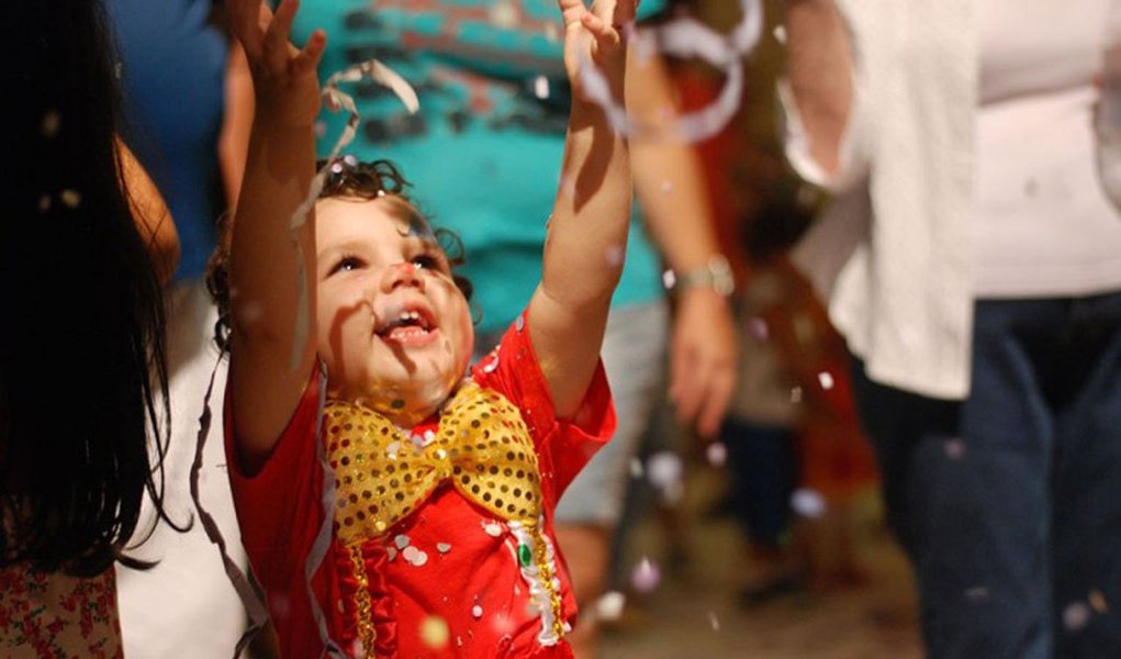Os parques municipais reforçam a programação infantil do carnaval na capital pernambucana; além do Paço da Alfândega, ponto tradicional no Recife Antigo, vários locais oferecem programação diversificada para os pequenos foliões; fora do circuito infantil, haverá ainda os Tambores Silenciosos Mirins no Pátio do Terço; a cerimônia reúne nações de maracatu de baque virado formadas apenas por crianças, em uma tradição do candomblé, que silencia os festejos, em memória dos antepassados africanos mortos como escravos