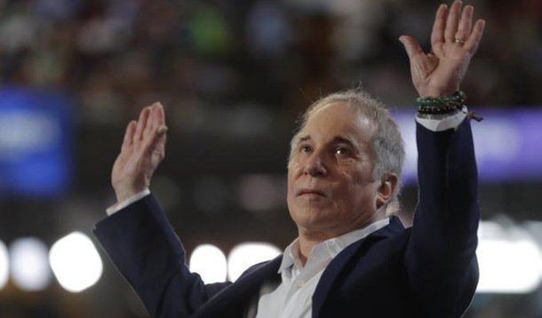 O cantor e compositor Paul Simon anunciou nesta segunda-feira que irá parar de fazer turnês, dizendo que se sentiu "um pouco animado e um pouco aliviado" ao levar sua carreira de 50 anos de performances a um fim; em publicação no Facebook, Simon, de 76 anos, disse que irá fazer uma turnê final – "Homeward Bound – The Farewell Tour" – pela América do Norte e Europa ainda neste ano. Após isto, o cantor de "Sounds of Silence" disse que fará uma performance ocasional "em um (espero) antigo salão acústico"