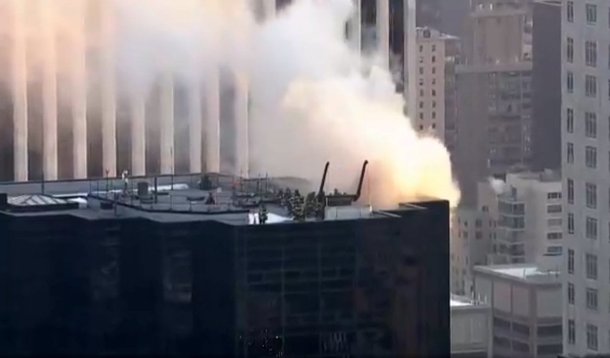 Nesta segunda-feira (8), foi registrado um incêndio na grande torre de Trump Tower em Nova York, EUA; bombeiros já estão trabalhando no local para debalar as chamas; edifício, que abriga vários escritórios, também serve como sede da Organização Trump e como residência privada para o presidente dos EUA, Donald Trump