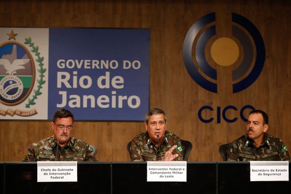 Repórteres que participaram da primeira coletiva de imprensa sobre a intervenção federal na Segurança do Rio de Janeiro, nesta terça-feira 27, reclamaram que as perguntas foram solicitadas antes do início da entrevista, anotadas em um papel, e que a maioria das respostas foi dada a perguntas feitas por veículos do Grupo Globo; o evento durou menos de meia hora