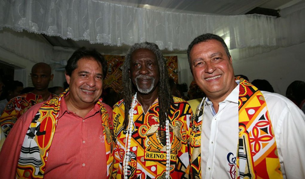 O governador Rui Costa (PT) acompanhou as bênçãos dos ialorixás da sacada do terreiro Ilê Axé Jitolú, na Ladeira do Curuzu, em Salvador, na tradicional saída do bloco afro Ilê Aiyê; “O povo da Liberdade se manifesta nessa expressão forte da imagem do povo negro que é o Ilê, que fez e fará história ao longo dos anos, não só como um bloco de carnaval, mas representa uma entidade social e cultural, que faz um trabalho belíssimo aqui na Liberdade”, afirmou o governador; no Carnaval deste ano, o Estado homenageia os 220 anos da Revolta dos Búzios