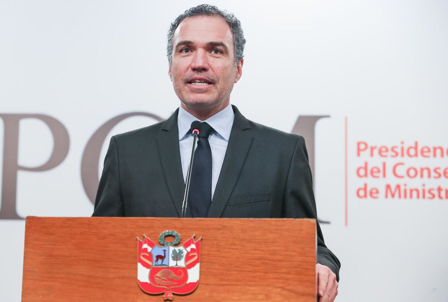 O ministro da Cultura do Peru, Salvador del Solar, anunciou sua renúncia ao cargo nesta quarta-feira (27), na esteira dos protestos pelo indulto concedido pelo presidente Pedro Pablo Kuczynski ao ex-presidente Alberto Fujimori; pelo Twitter, Del Solar informou que entregou o cargo e agradeceu a Kuczynski por ter "dado a oportunidade de servir ao país"