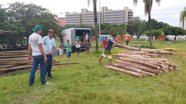 Depois das bravatas do prefeito de Porto Alegre e das manobras do MPF para restringir o direito de manifestação, os movimentos da Frente Brasil Popular iniciaram na tarde deste domingo no Anfiteatro Pôr do Sol a montagem da estrutura do Acampamento pela Democracia e em defesa do direito de Lula ser candidato; os caminhões já descarregaram a estrutura e mais de 200 trabalhadores rurais sem terra estão envolvidos na construção das tendas para plenária de debates, alojamento das caravanas, cozinha e centro de saúde