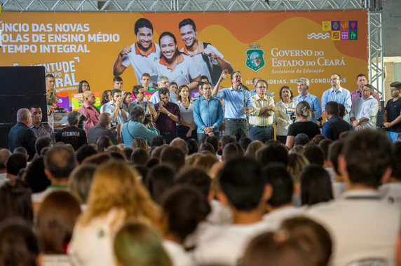 O governador Camilo Santana (PT) anunciou, na manhã desta quinta-feira (1), a ampliação da jornada prolongada em mais 40 unidades de ensino, somando 111 Escolas de Ensino Médio em Tempo Integral no Estado. As novas EEMTIs estão localizadas em 21 municípios, dos quais 13 ofertarão o Ensino Médio em Tempo Integral pela primeira vez
