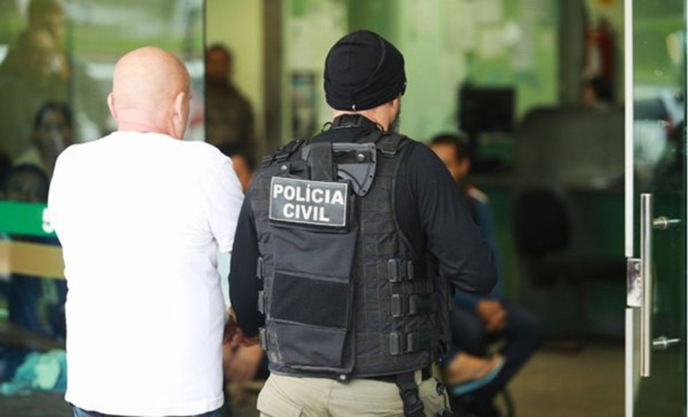 Lotado no gabinete do deputado federal Valadares Filho (PSB/SE), o secretário parlamentar Daniel Lourival Azevedo é um dos presos na megaoperação da Polícia Civil do DF (PCDF) contra o tráfico de drogas deflagrada na manhã desta terça-feira, 6; ele é motorista do deputado; segundo a assessoria do deputado, Azevedo será demitido; cerca de 300 delegados e agentes estão nas ruas à frente da operação contra o tráfico de drogas. Estão sendo cumpridos 30 mandados de prisão temporária e 35 de busca e apreensão