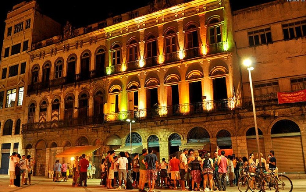 Segundo o Sindicato dos Bares e Restaurantes do Rio de Janeiro, até o meio do ano pelo menos 70 estabelecimentos foram fechados, e a estimativa é que o total de fechamentos em 2017 se aproxime dos 100, consequência direta da crise financeira que afastou a clientela e também fez cessar os investimento no setor; em meio a tantas vítimas, o fechamento de alguns locais tradicionais e que fazem parte da história cultural da cidade doeram fundo na alma daqueles que amam delícias cariocas como o samba, a roda de samba, o choro, o jongo e a música de gafieira