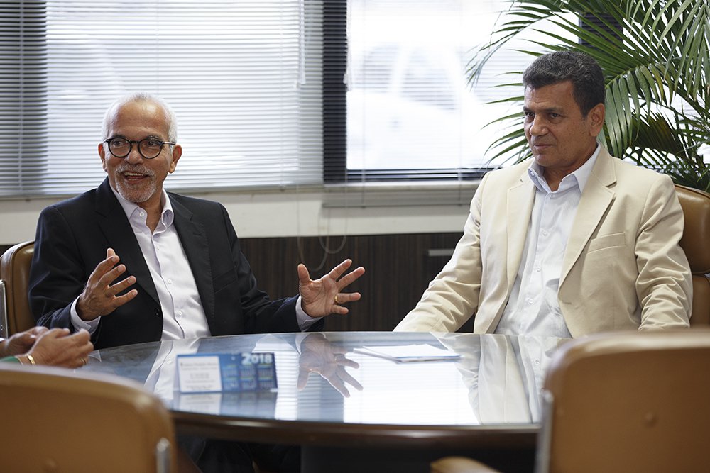 O novo presidente do Tribunal de Contas do Estado, Ulices Andrade, elogia a gestão do prefeito Edvaldo Nogueira (PCdoB) à frente da prefeitura de Aracaju; "Coloquei a Prefeitura à disposição do tribunal, que é um órgão muito importante, pelo seu papel fiscalizador e por sua atuação no sentido de orientar as gestões. Precisamos ter, na esfera pública, uma relação harmoniosa", disse Edvaldo, após visita ao presidente do TCE