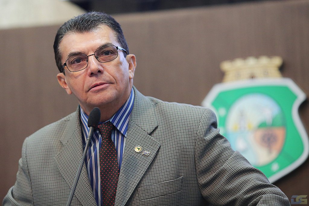 O deputado Ely Aguiar (PSDC) sugeriu em projeto a instalação de para-brisas blindados nas viaturas em operação no Ceará. O parlamentar justifica que a medida visa proteger a vida dos profissionais. "Seria mais um escudo protetor em favor dos agentes da lei, que poderá fazer toda a diferença por ocasião de uma operação de combate ao crime", assinala