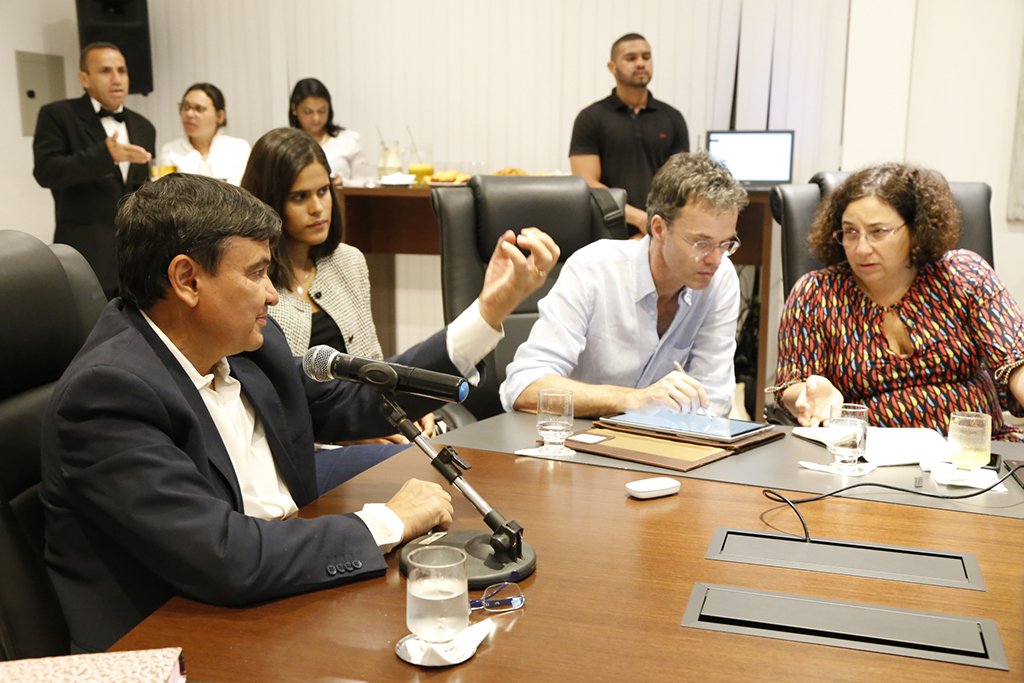Uma parceria entre o governo estadual e a ONU estuda o financiamento de iniciativas sustentáveis no Piauí; em reunião com representantes do Programa das Nações Unidas para o Meio Ambiente (Penuma) e do Ministério das Cidades, o governador Wellington Dias apresentou uma bateria de projetos locais com cunho sustentável que são prospectados para investimentos com recursos do Fundo Global para o Meio Ambiente (GEF); "A tarefa é, principalmente na parte urbana, trabalhar a produção de energia limpa", disse ele