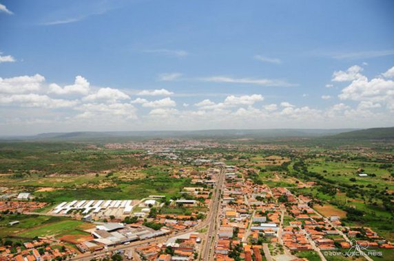 A Secretaria de Estado do Desenvolvimento Econômico e Tecnológico (Sedet) promove em Picos, um encontro com empresários para que seja repassado o procedimento necessário para a regularização das terras referentes ao Distrito Industrial Distrito da cidade, que passarão para a administração da Sedet, que providenciará a venda para os empreendedores já instalados e os que tenham interesse em investir no empreendimento, ao custo subsidiado de 5% do valor da área 