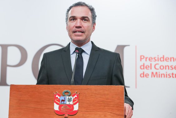 O ministro da Cultura do Peru, Salvador del Solar, anunciou sua renúncia ao cargo nesta quarta-feira (27), na esteira dos protestos pelo indulto concedido pelo presidente Pedro Pablo Kuczynski ao ex-presidente Alberto Fujimori; pelo Twitter, Del Solar informou que entregou o cargo e agradeceu a Kuczynski por ter "dado a oportunidade de servir ao país"