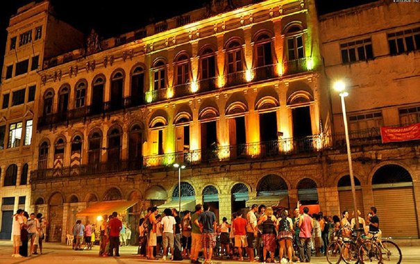 Segundo o Sindicato dos Bares e Restaurantes do Rio de Janeiro, até o meio do ano pelo menos 70 estabelecimentos foram fechados, e a estimativa é que o total de fechamentos em 2017 se aproxime dos 100, consequência direta da crise financeira que afastou a clientela e também fez cessar os investimento no setor; em meio a tantas vítimas, o fechamento de alguns locais tradicionais e que fazem parte da história cultural da cidade doeram fundo na alma daqueles que amam delícias cariocas como o samba, a roda de samba, o choro, o jongo e a música de gafieira